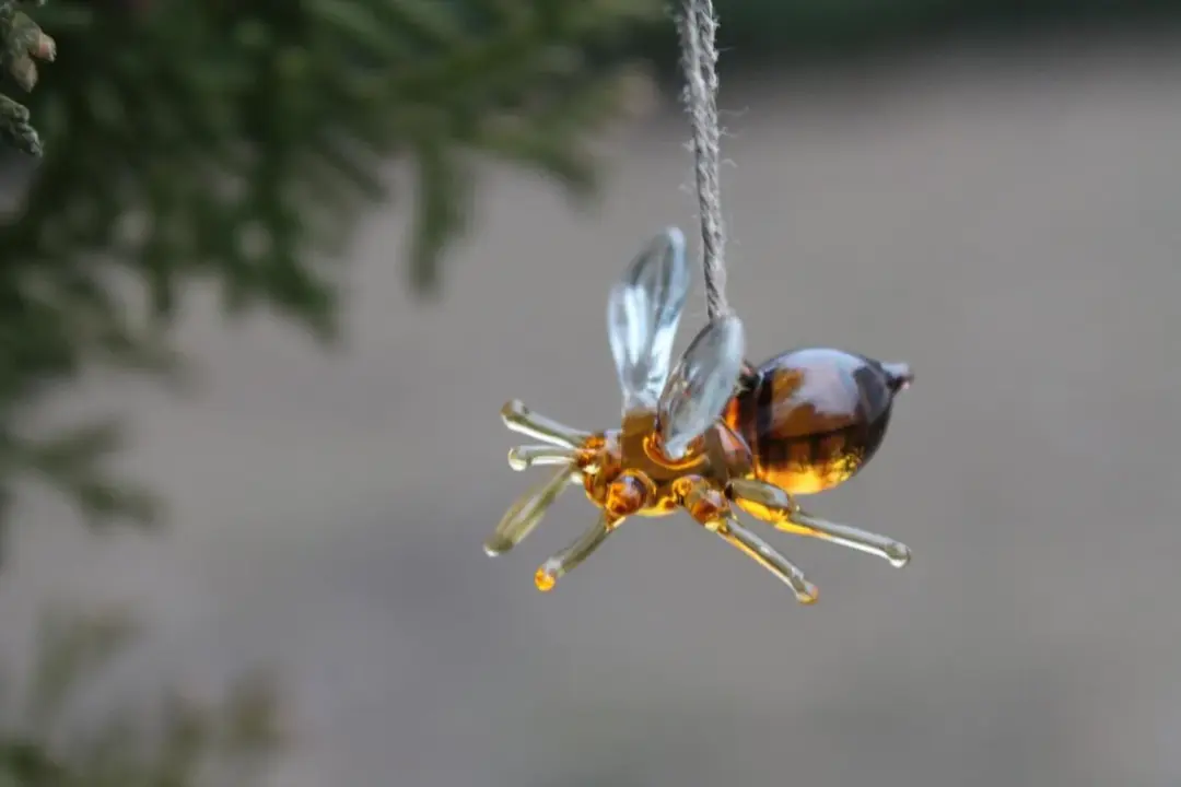 Miniature Glass Bee Pendant – Amber Art Hanging Ornament 2.5cm