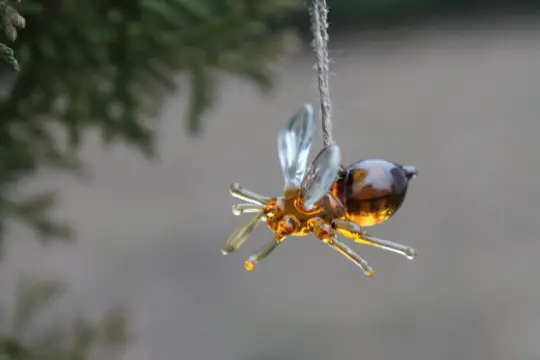 Miniature Glass Bee Pendant – Amber Art Hanging Ornament 2.5cm