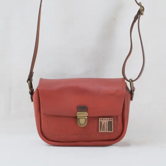 Point and Shoot in vintage smooth cognac