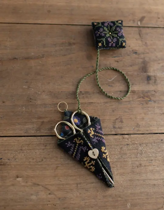 DIY kit 'Compagnon de Brodeuse avec ciseau cigogne' - Millicent noir
