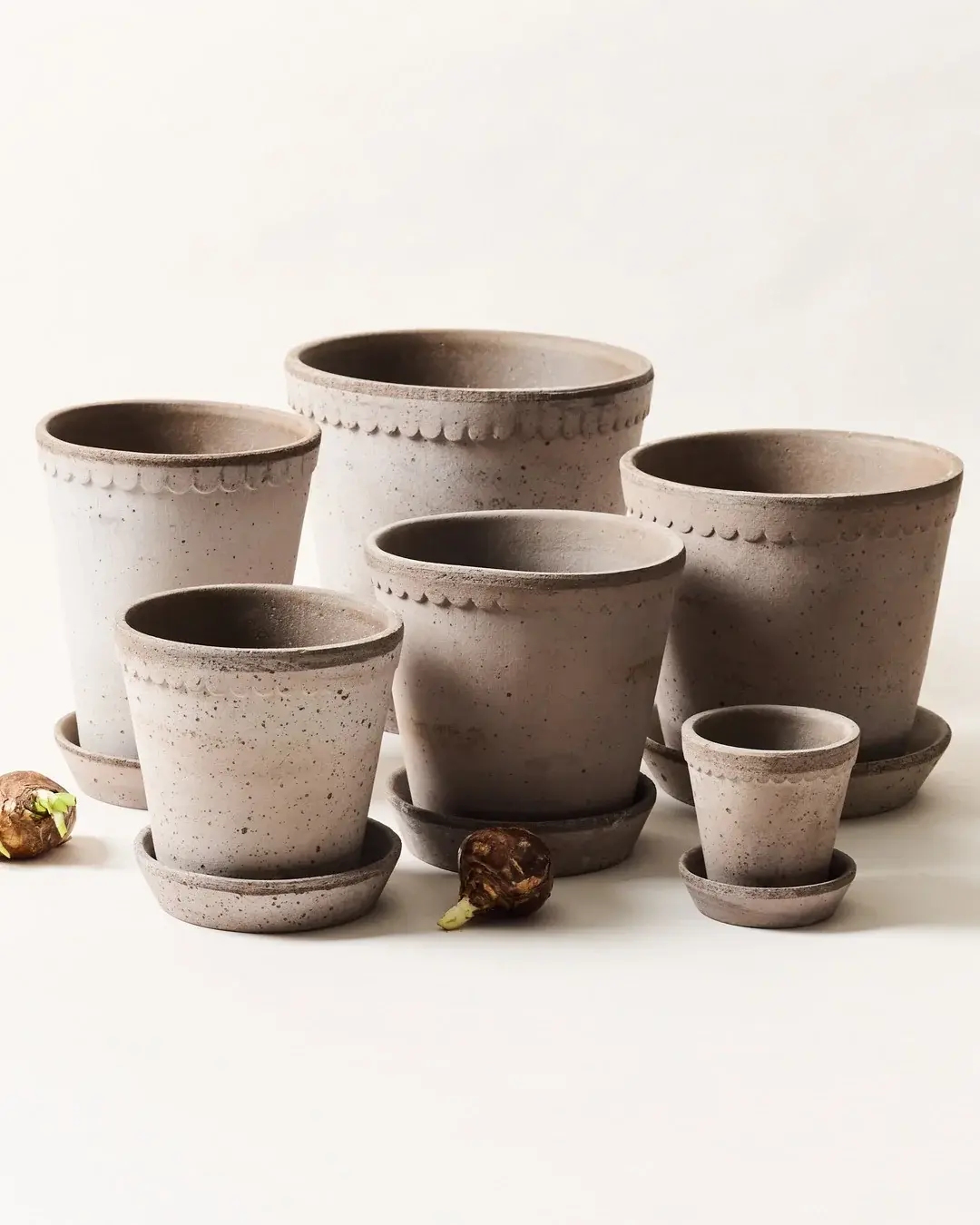 Scalloped Terracotta Garden Pot and Saucer - Grey