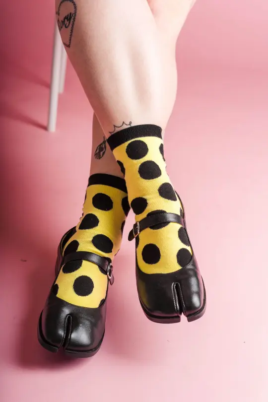 BUMBLE BEE DOT TABI SOCKS