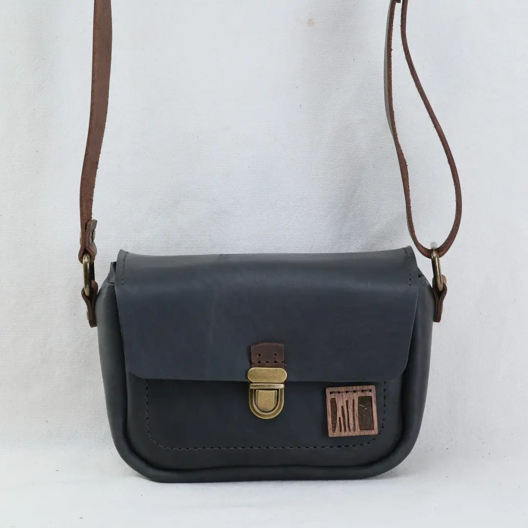 Point and Shoot in smooth black