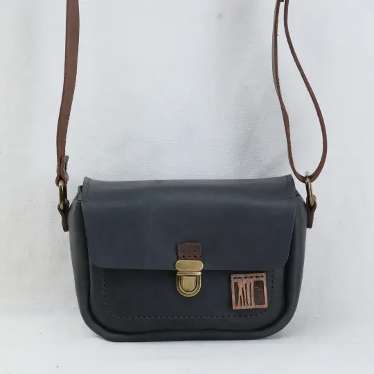 Point and Shoot in smooth black