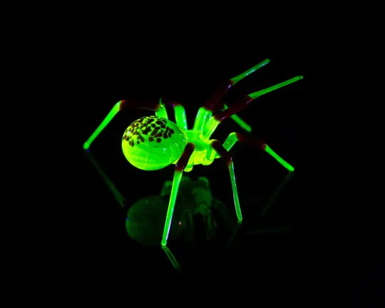 Bronze Red Uranium Glass Spider Figurine – Miniature Insect – Sci-Fi Glow in the Dark Sculpture – Handmade Lampwork