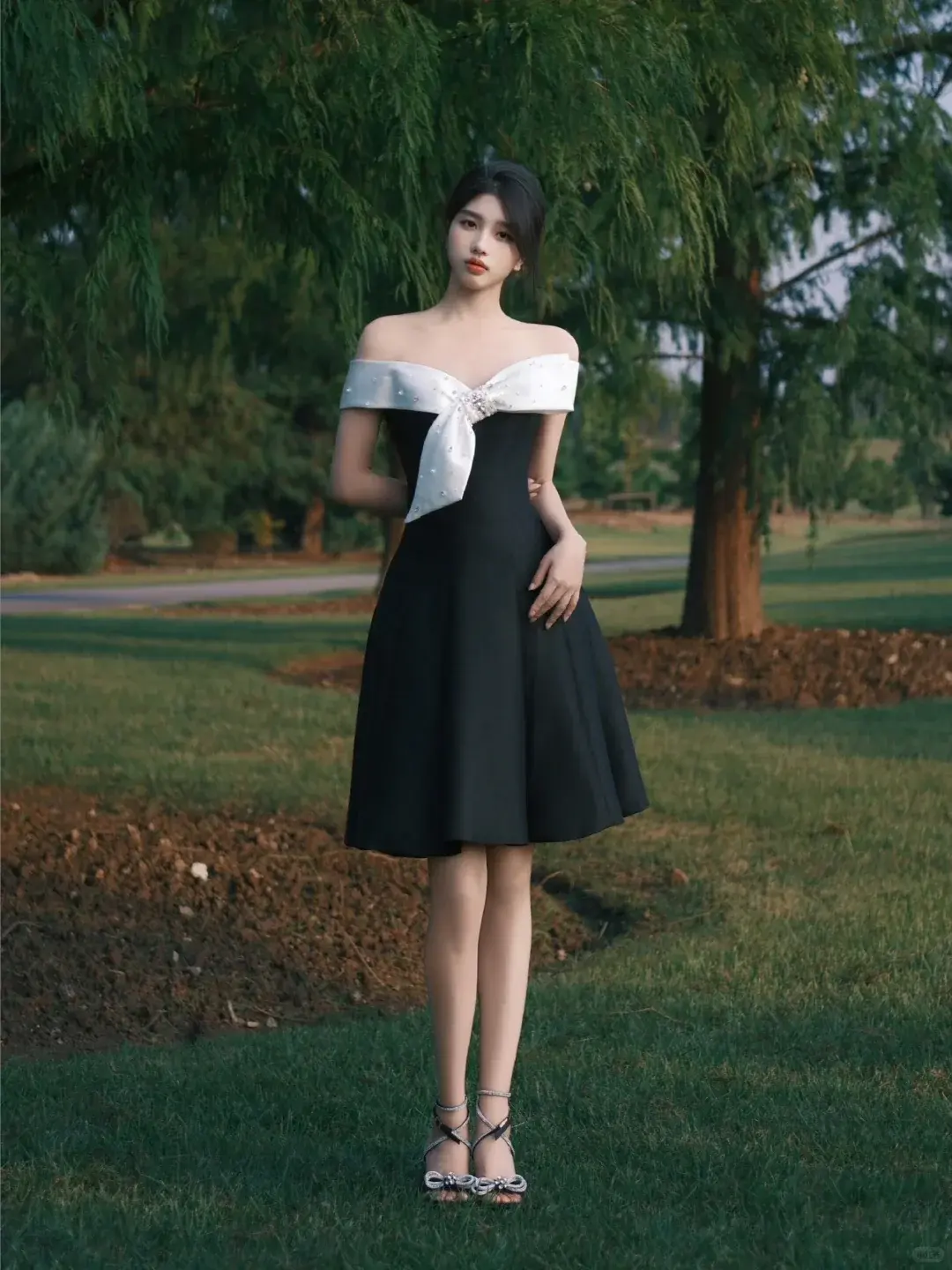 Black short skirt with white neckline, one shoulder, slim waist, A-line short skirt, homecoming dress R4171
