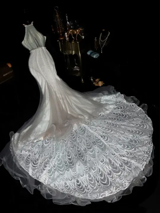 White halter-neck, fitted waist, elegant floor-length ball gown R6410