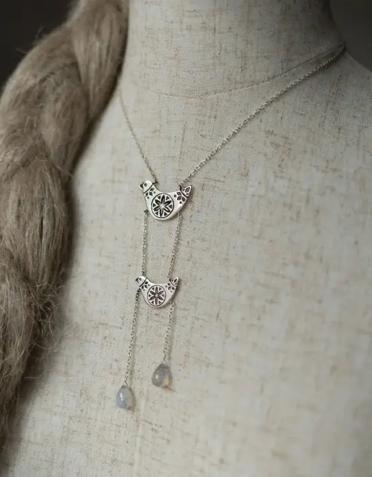 Collier 'Svyra' oiseaux lituanien en argent 925 avec gouttes en pierre de lune fine