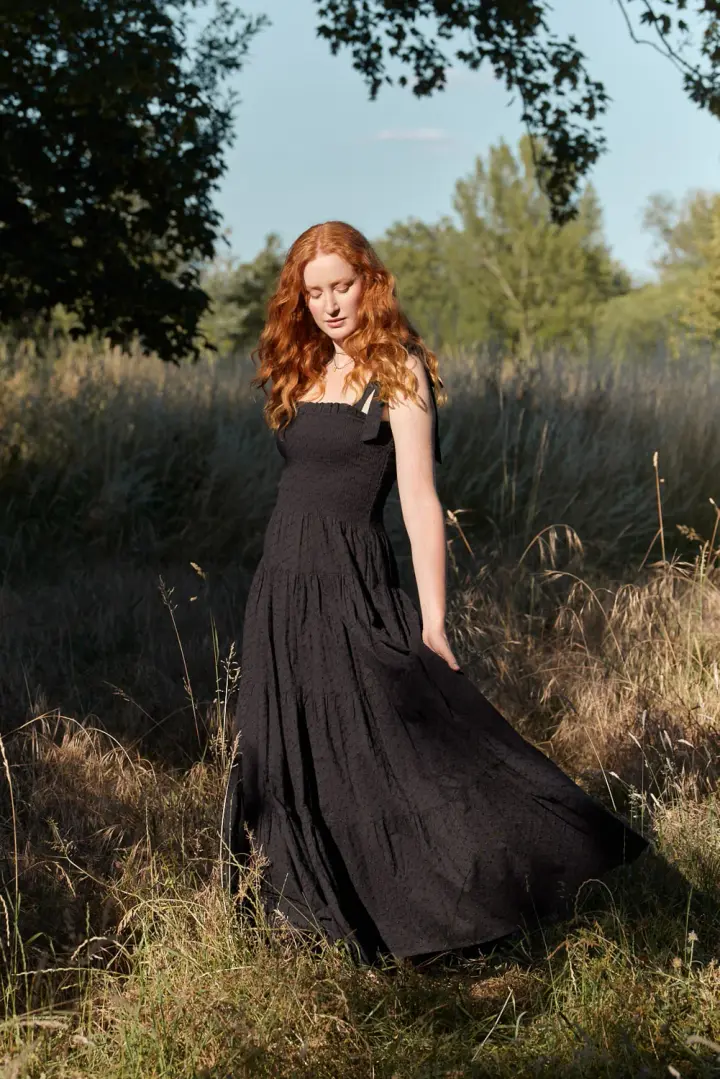 Robe "Velga" smockée en cotton brodé noir
