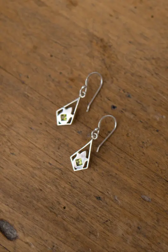 Boucles d'oreille "Primula minor" en argent et péridot