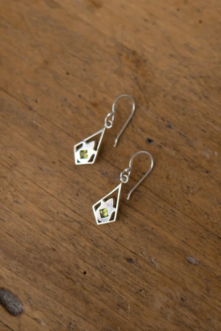 Boucles d'oreille "Primula minor" en argent et péridot