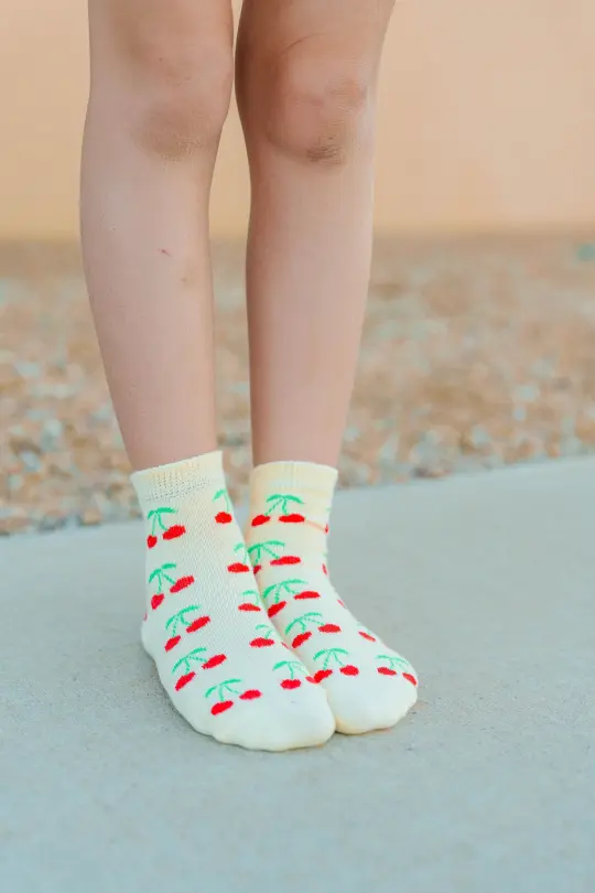 KIDS' BUTTER CHERRY SOCKS