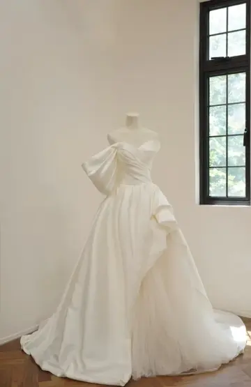 White strapless, fitted satin long ball gown/bridal dress R8537