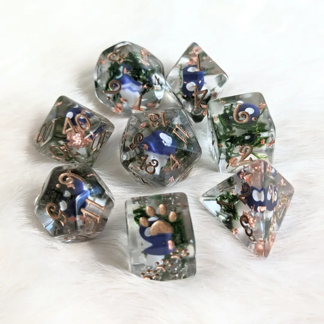 Purple Mushrooms and Moss Dice Set – 8-Piece Botanical DnD Dice with Paw D6 | Fennek & Finch