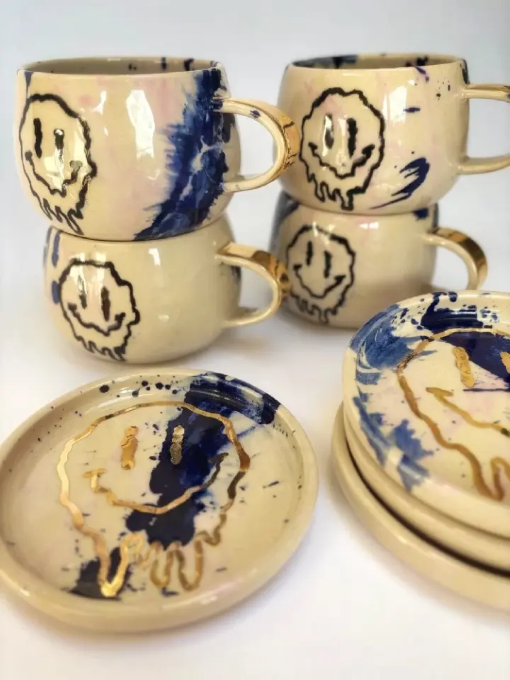 melting smiley mug - gold lustre