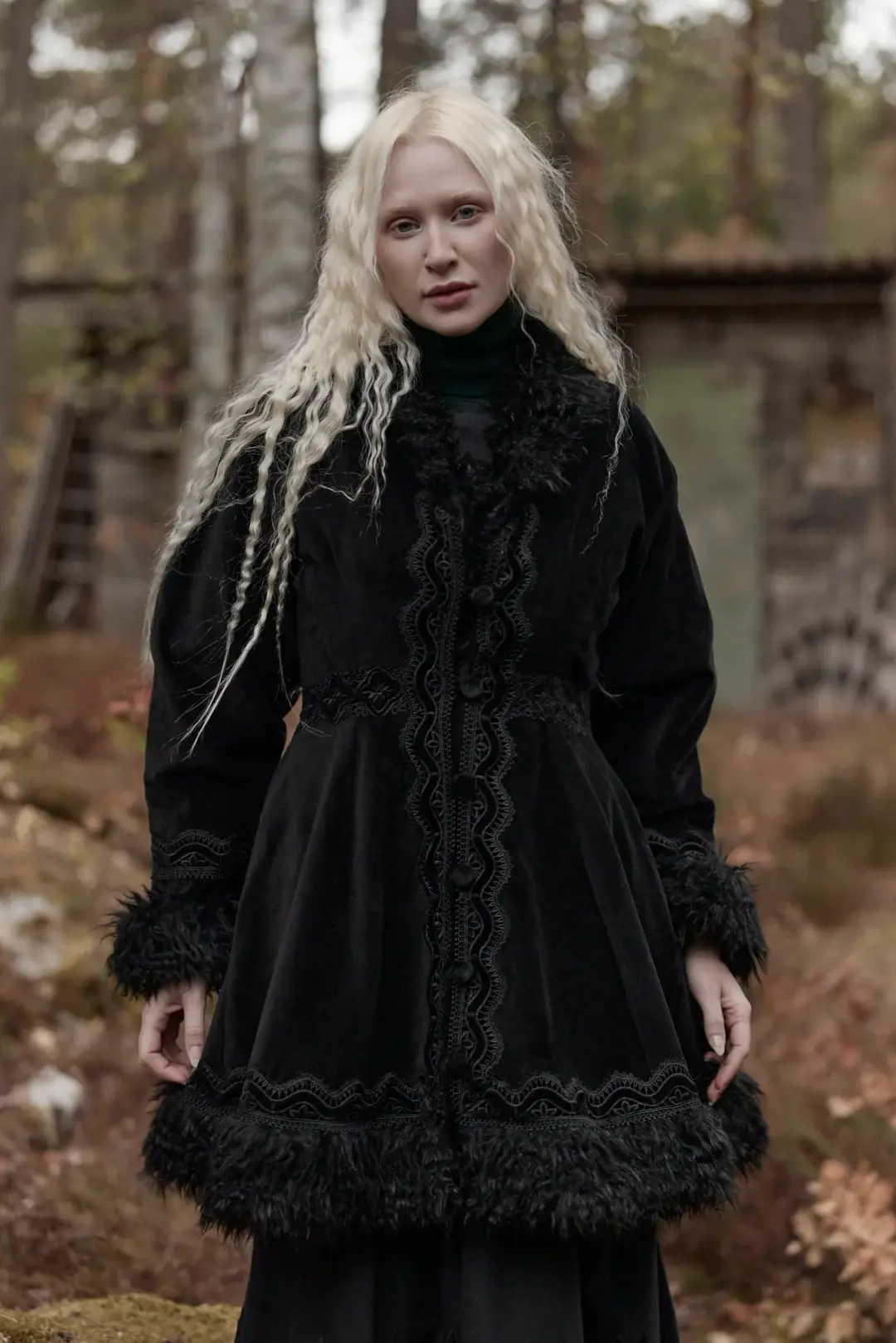 Manteau “Antonia” en velours noir avec détails en laine et mohair