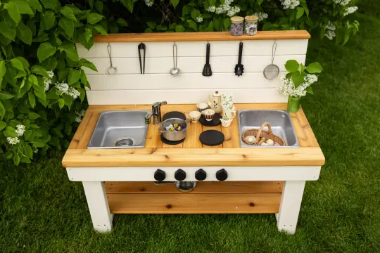 Painted Simple kitchen with backsplash & shelf (Centered)