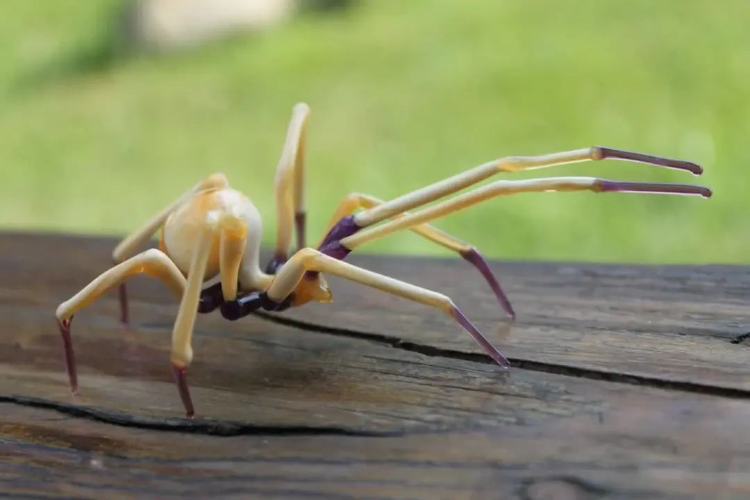 Pale Beige And Purple Glass Spider – Unique Collectible Sculpture