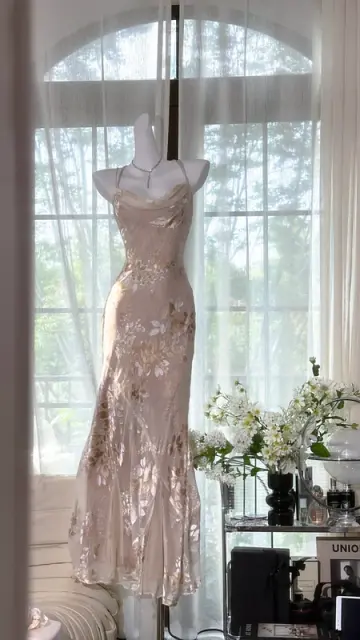 Light pink floral print halter-neck fitted long ball gown R7651