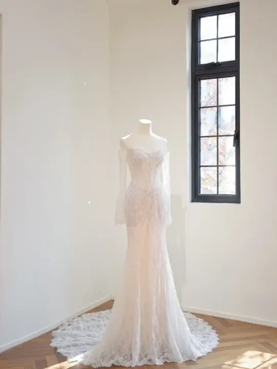 White off-the-shoulder fitted long ball gown R8442