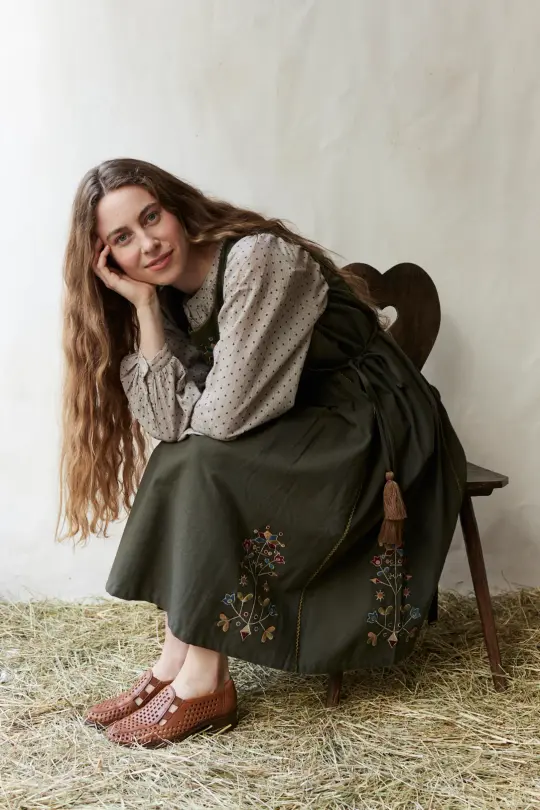 Robe 'Amela' brodée en velours et canevas vert mousse