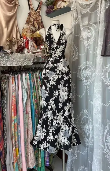 Black and white floral print retro halter neck fitted waist long ball gown R7524
