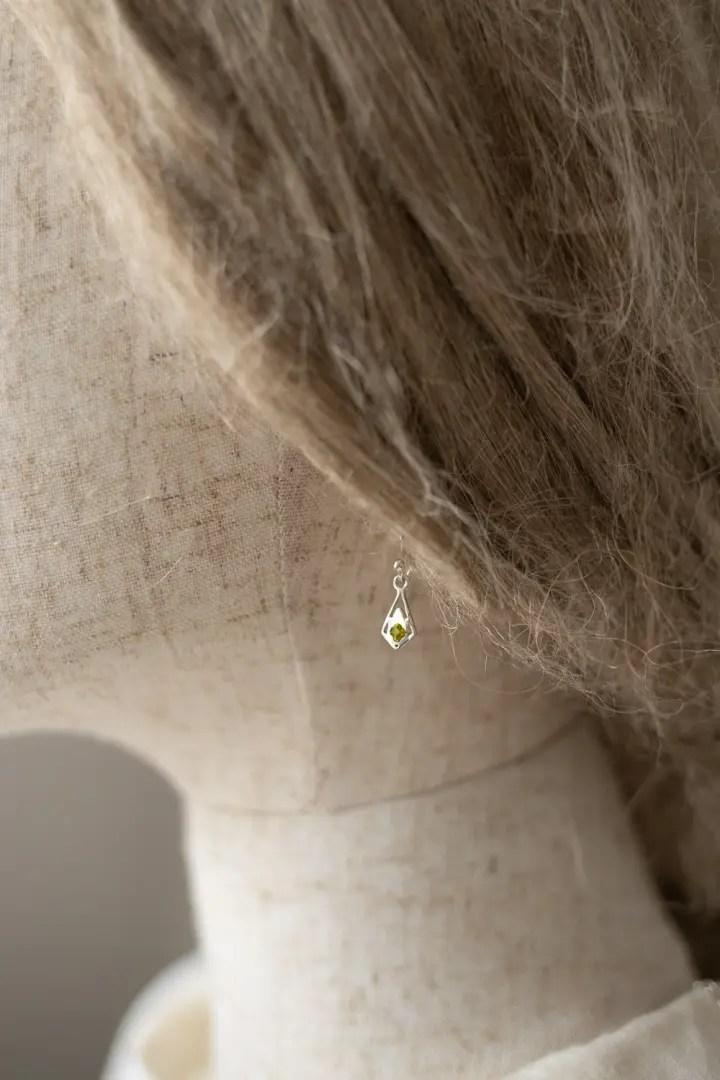 Boucles d'oreille "Primula minor" en argent et péridot petites