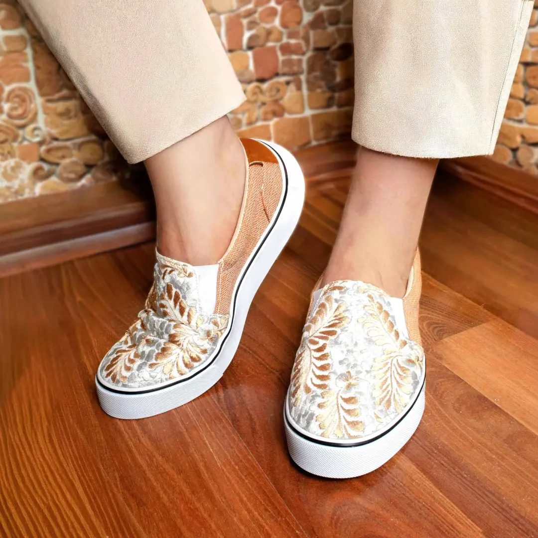Monte Albán Floral Embroidered Sneakers