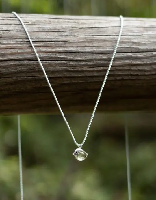 Pendentif oiseau 'Volya' en argent 925 et Améthyste prasiolite sur cordon