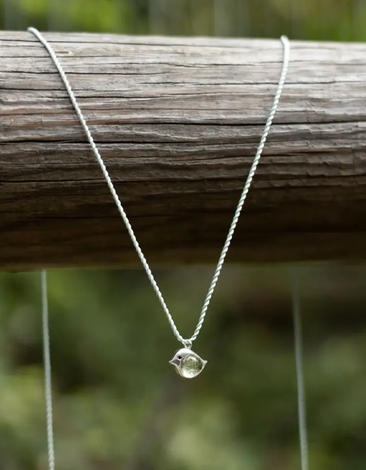 Pendentif oiseau 'Volya' en argent 925 et Améthyste prasiolite sur cordon