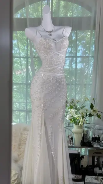 White halter-neck fitted bodycon long ball gown R7662