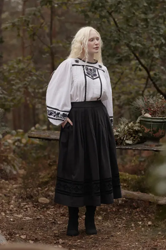 Jupe noire “Eszter” avec finitions en velours