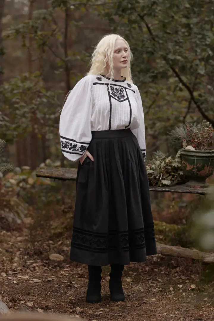 Jupe noire “Eszter” avec finitions en velours