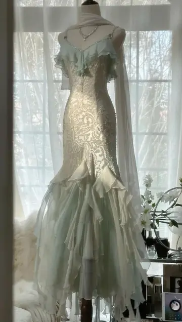 White fairy-like halter-neck fitted waist slim-fitting light green bodycon long ball gown R6550