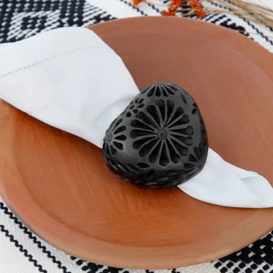 Barro Negro Corazón Napkin Ring