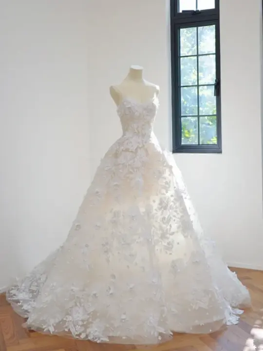 Nude pink lining, white lace strapless bodice, fitted waist, full skirt, long ball gown/bridal dress R8538