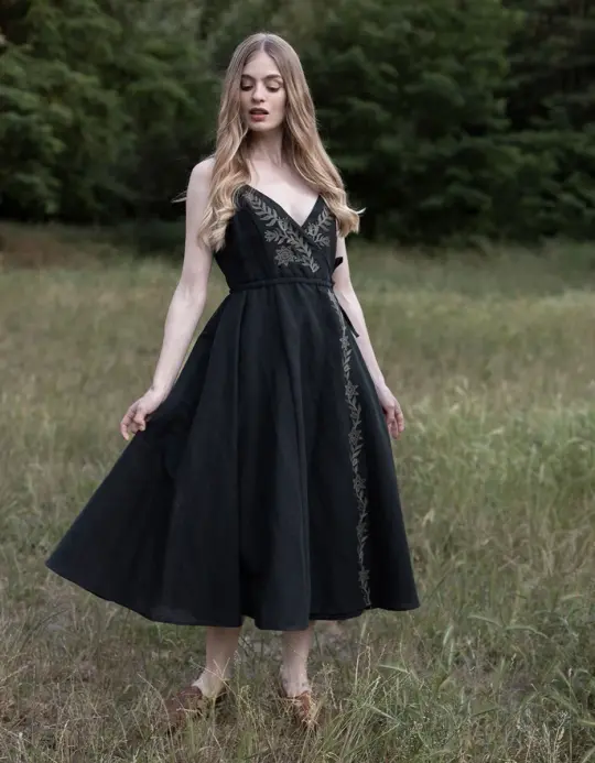 Robe croisée 'Gisela' noire brodée