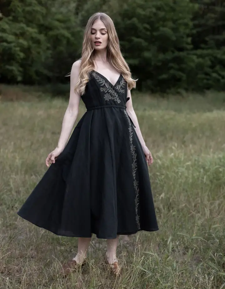 Robe croisée 'Gisela' noire brodée