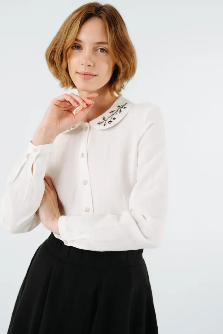 Classic – Linen Shirt with Embroidered Collar