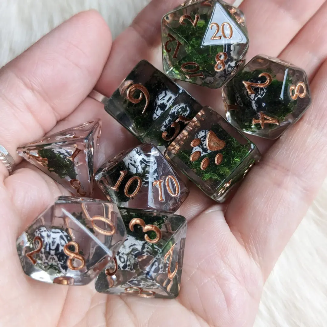 Runed Raven Skull and Moss Dice Set – 8-Piece Botanical DnD Dice with Paw D6 | Fennek & Finch