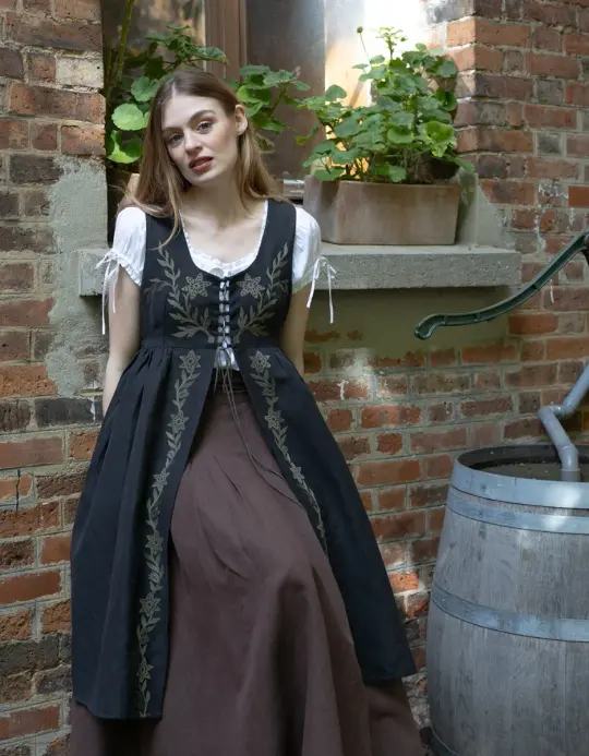 Sur-robe 'Gisela' noire brodée