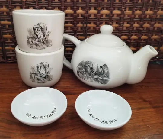 Alice in Wonderland Mad Hatter tea party tea set