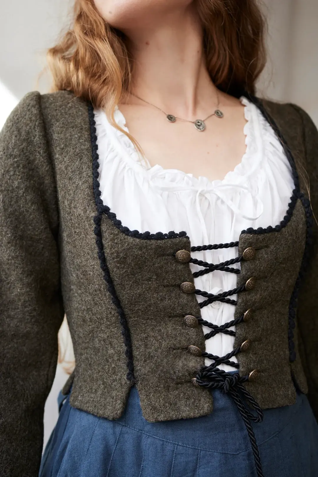 Veste corsetée 'Aneta' en laine vert mousse