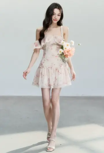 Summer Vacation Style Chiffon Dress With Ruffled Neckline And Fitted Waist R9428