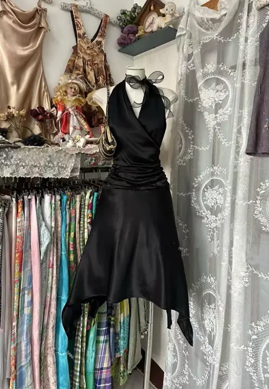 Black halter-neck, fitted waist, pleated short ball gown R7476