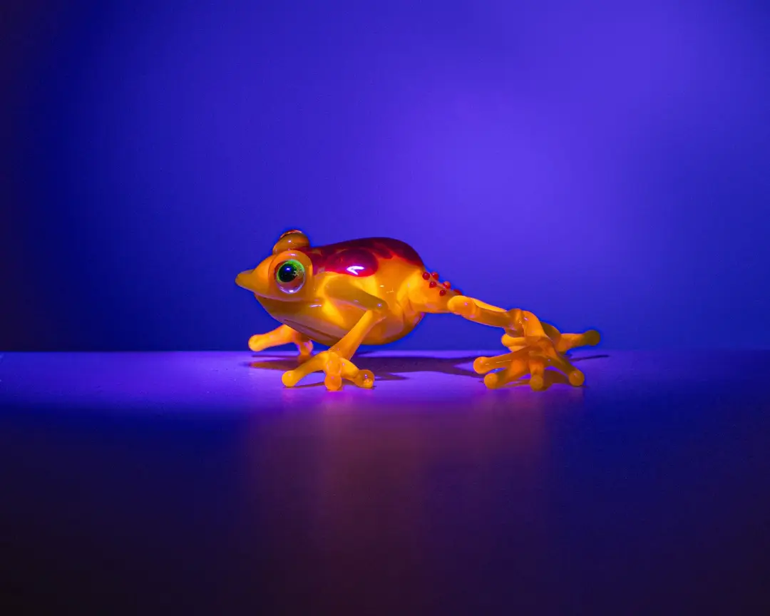 Yellow Uranium Glass Frog – Glowing Handmade Figurine, UV Reactive Amphibian Decoration Unique Collectible Gift