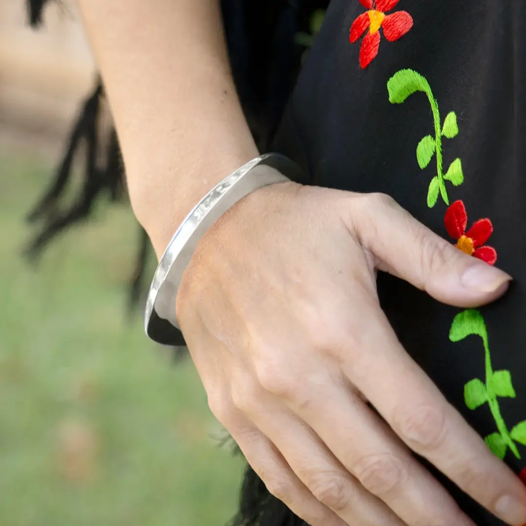 Sterling Silver Triángulo Hammered Bangle