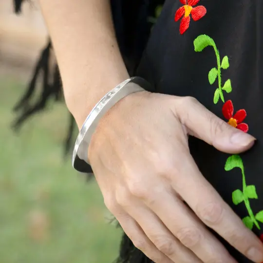 Sterling Silver Triángulo Hammered Bangle