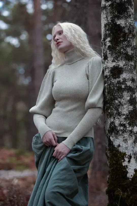 Pull col roulé “Ariana” en coton et cachemire avec manches bishop, latte