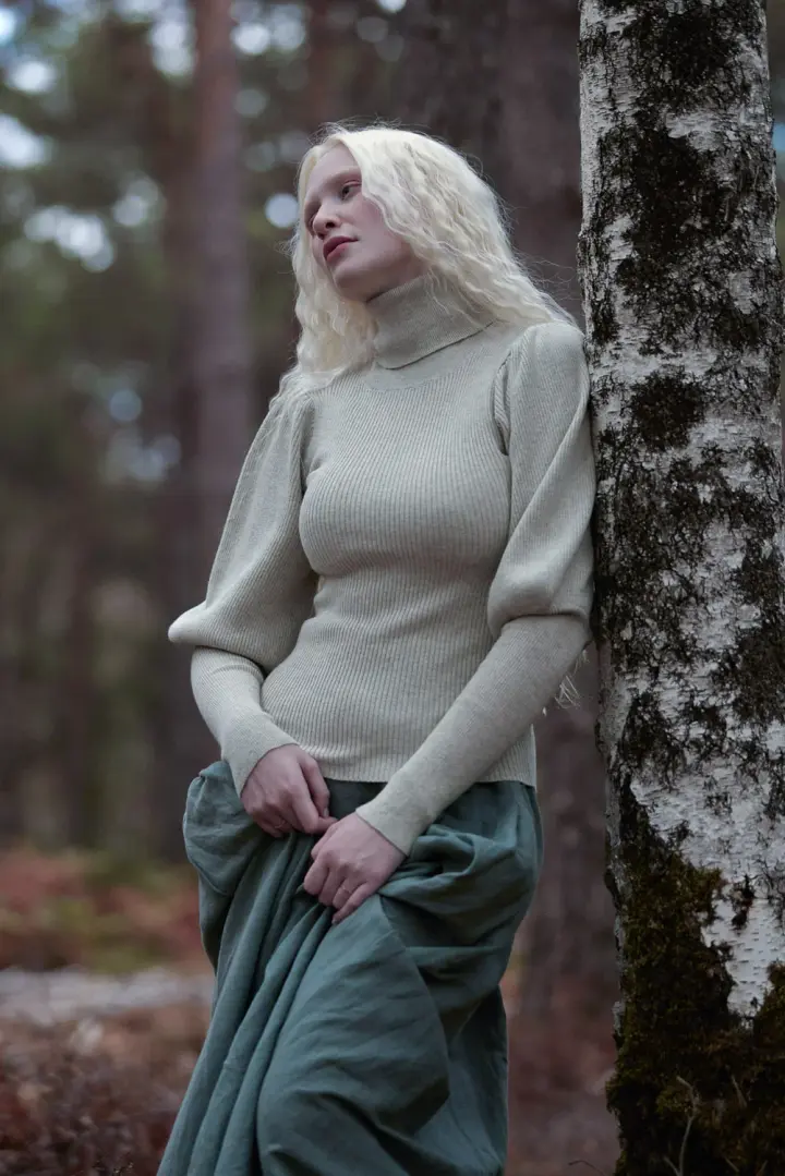 Pull col roulé “Ariana” en coton et cachemire avec manches bishop, latte